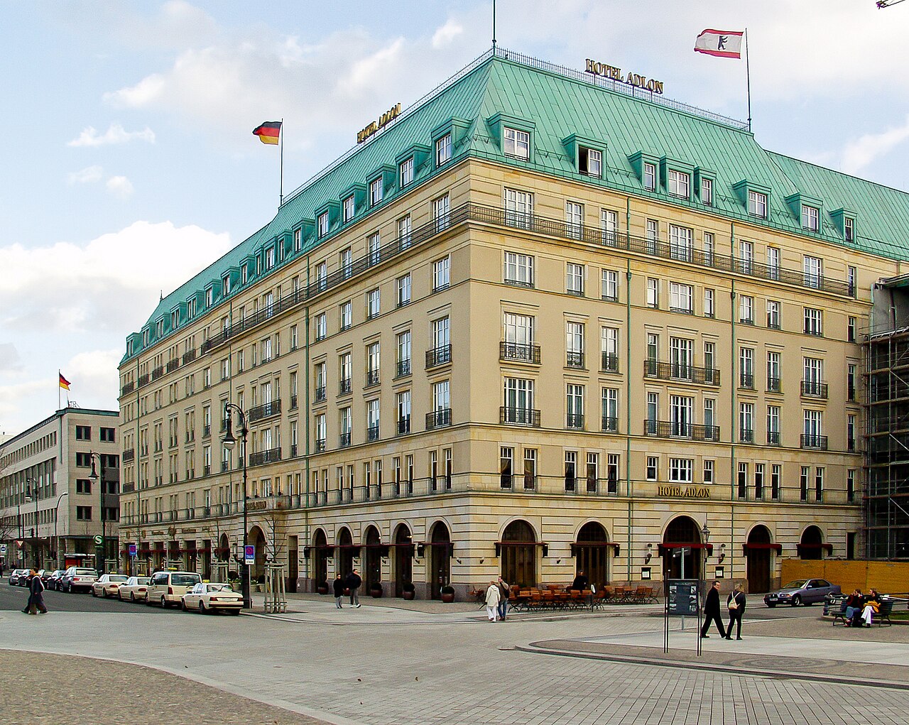 Luxushotel Adlon in Berlin vor Verkauf: Gesellschafter entscheiden