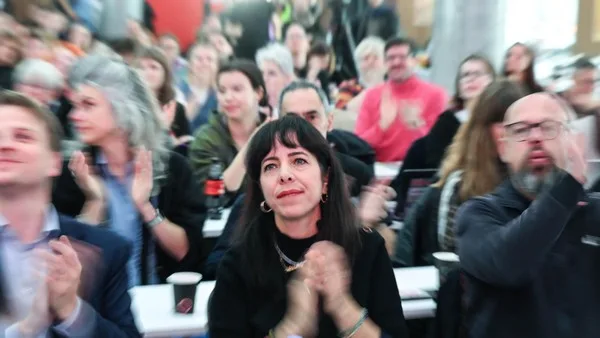 Linke zeigt Geschlossenheit – Vanessa Emde demonstriert draußen