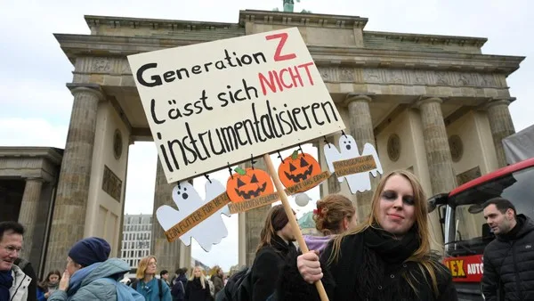 Friedliche Gen-Z-Proteste am Brandenburger Tor – 5000 nehmen teil