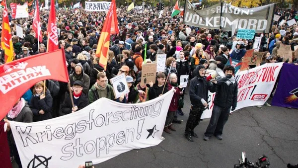 Friedliche Gen-Z-Proteste am Brandenburger Tor mit gewalttätigen Ausreißern in Mitte