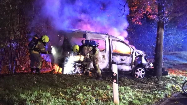 Schwerer Unfall in Marzahn: Auto prallt gegen Baum und geht in Flammen auf